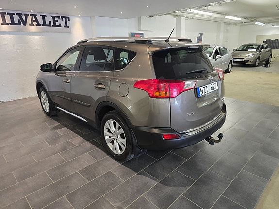 Toyota RAV4 7 of 14