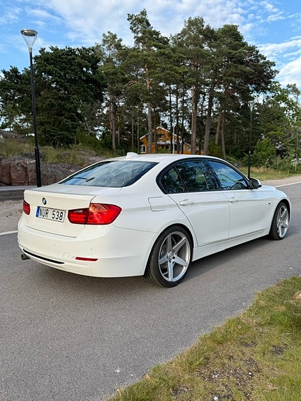 BMW 320d 3 of 5