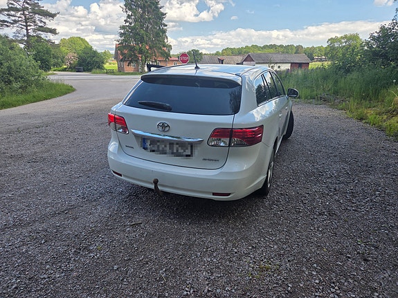Toyota Avensis 2 of 4