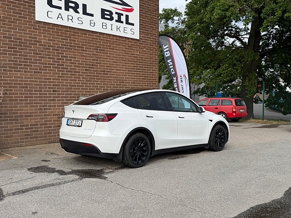 Tesla Model Y 8 of 15