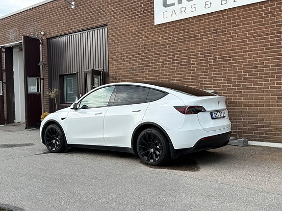 Tesla Model Y 3 of 5