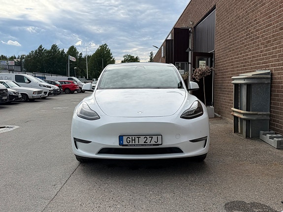 Tesla Model Y 9 of 15