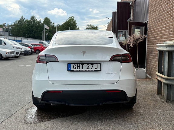 Tesla Model Y 4 of 5