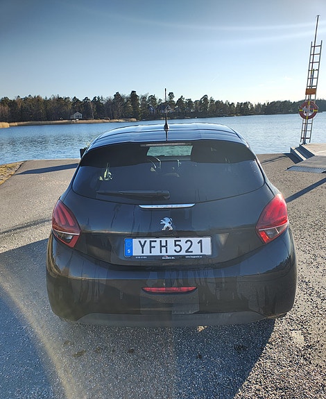 Peugeot 208 2 of 5