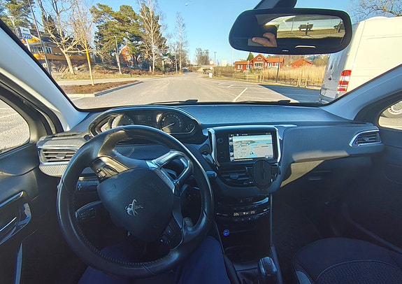 Peugeot 208 3 of 5