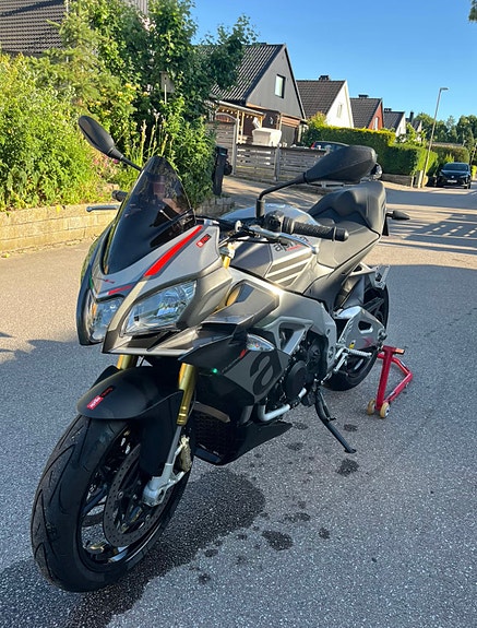 Aprilia Tuono V4 R 2 of 5