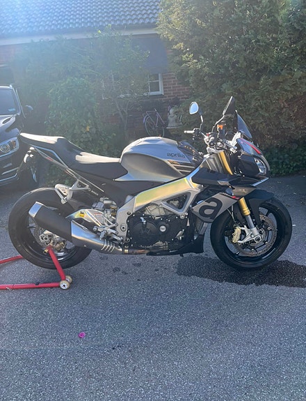 Aprilia Tuono V4 R 3 of 5