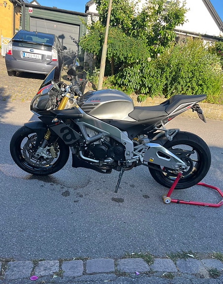 Aprilia Tuono V4 R 4 of 5