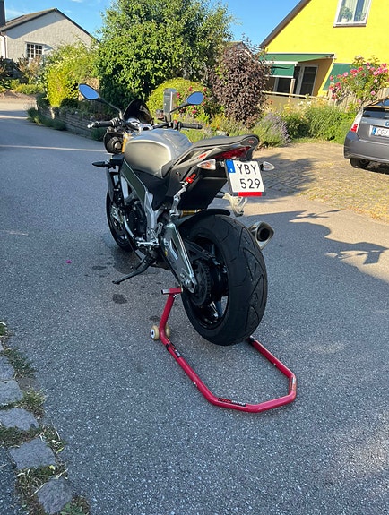 Aprilia Tuono V4 R 5 of 5