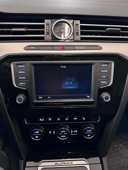 Volkswagen Passat Alltrack 12 of 16