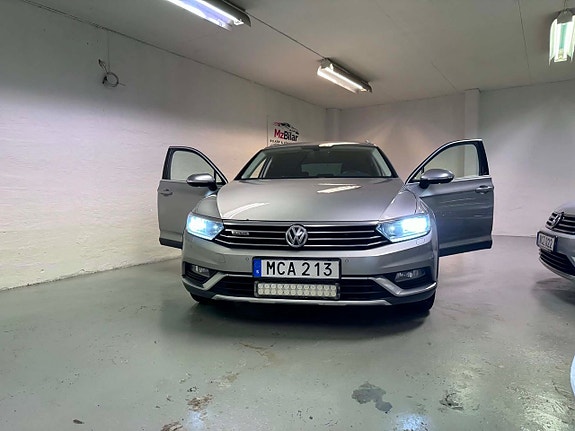 Volkswagen Passat Alltrack 2 of 5