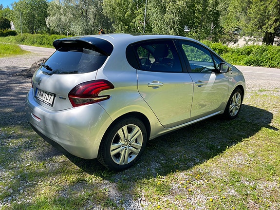 Peugeot 208 3 of 10