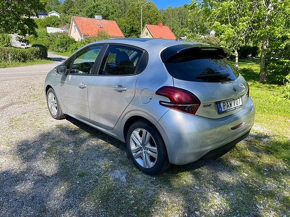 Peugeot 208 4 of 10