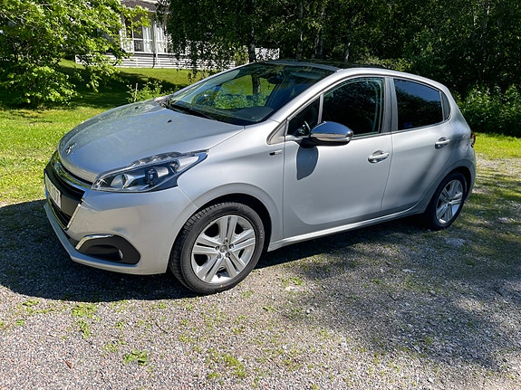 Peugeot 208 2 of 10