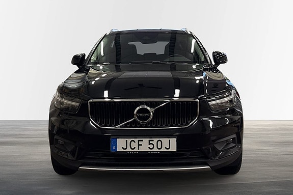 Volvo XC40 2 of 5