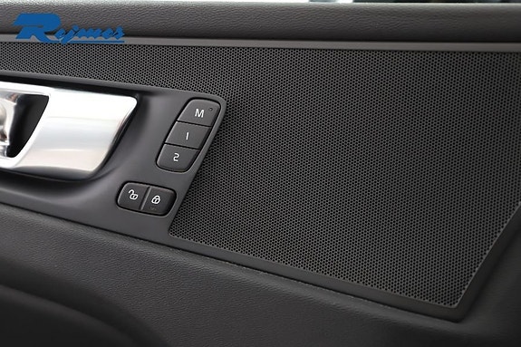 Volvo XC60 11 of 25