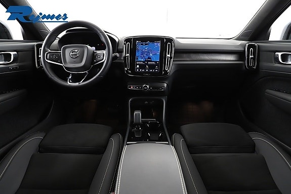 Volvo XC40 2 of 5