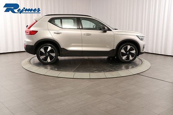 Volvo XC40 3 of 5