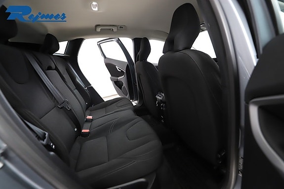 Volvo V40 8 of 27