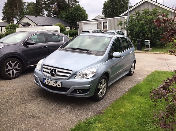 Mercedes-Benz B180 2 of 2