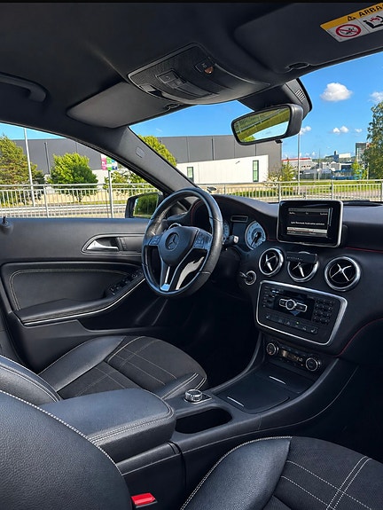 Mercedes-Benz A180 3 of 4