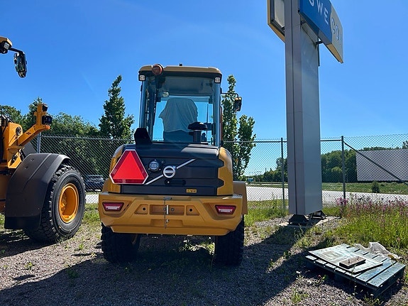 L30HS med planeringsskopa och gaffelställ 2 of 3
