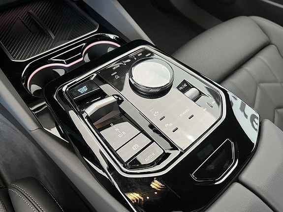 BMW i5 8 of 16