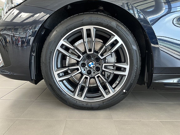 BMW i5 4 of 5