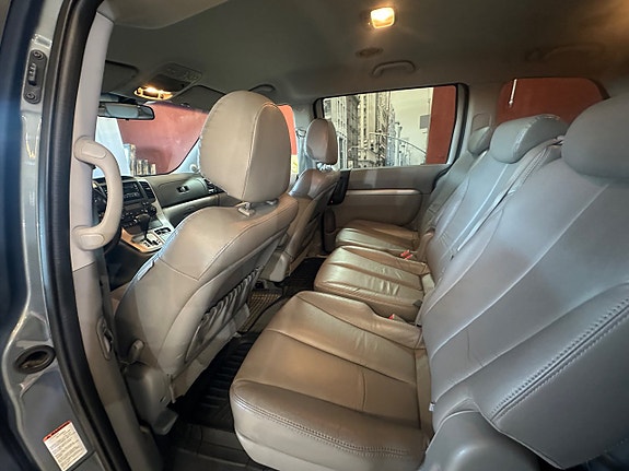Kia Carnival 9 of 12