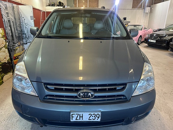 Kia Carnival 2 of 12