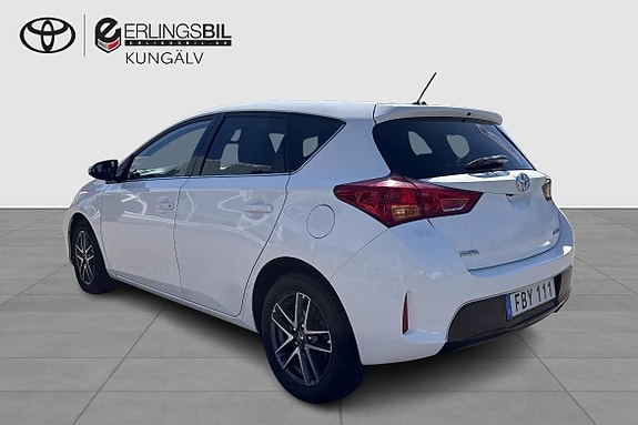 Toyota Auris 2 of 5