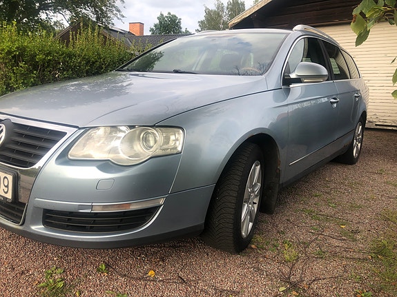 Volkswagen Passat 2 of 12