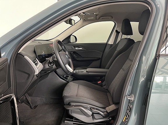 BMW iX1 5 of 15