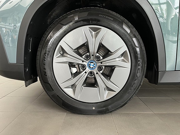 BMW iX1 4 of 15