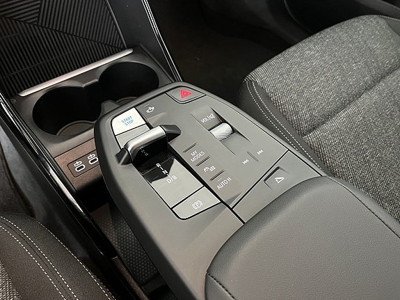 BMW iX1 8 of 15