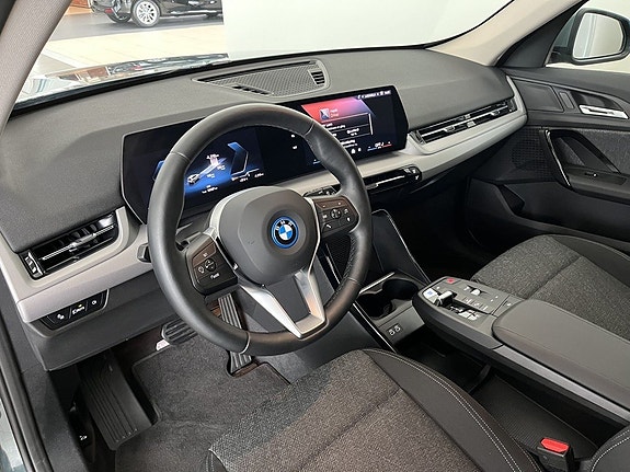BMW iX1 6 of 15