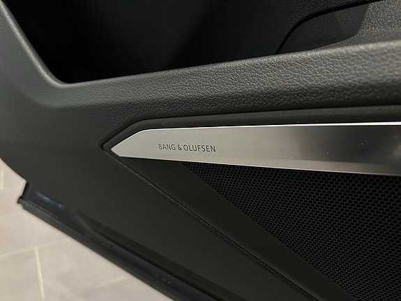 Audi e-tron 12 of 18