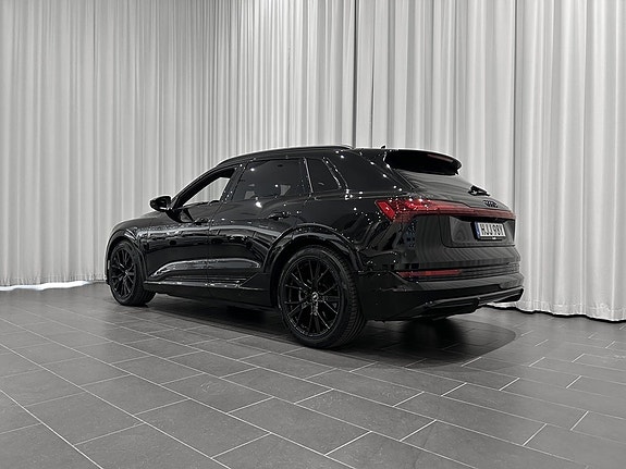 Audi e-tron 3 of 18