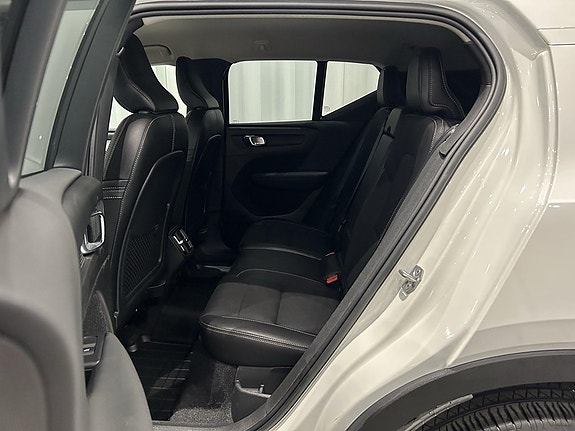 Volvo XC40 8 of 15