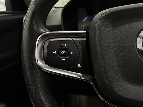 Volvo XC40 11 of 15