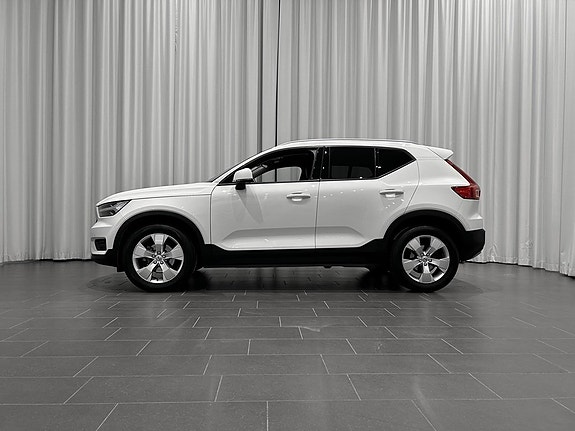 Volvo XC40 2 of 5