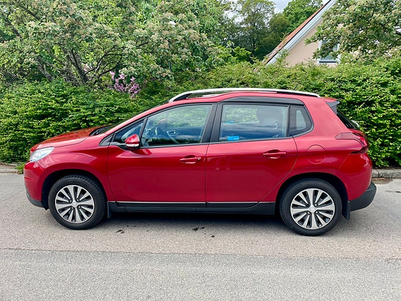Peugeot 2008 2 of 5