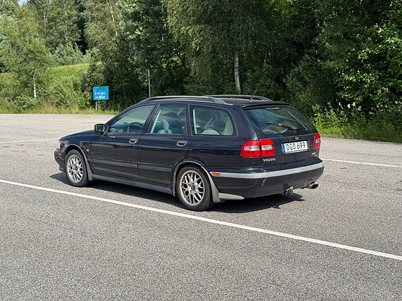 Volvo V40 2 of 7