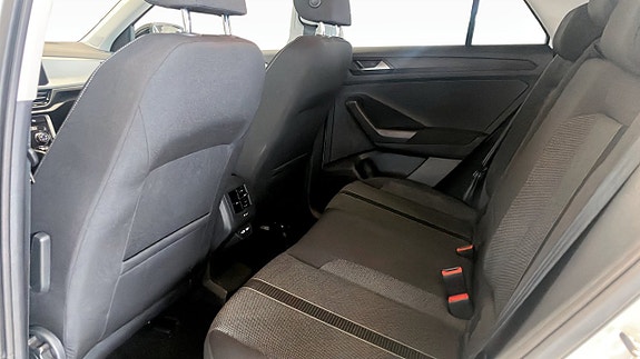 Volkswagen T-Roc 11 of 18