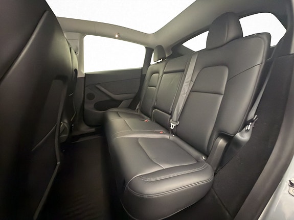 Tesla Model Y 17 of 30