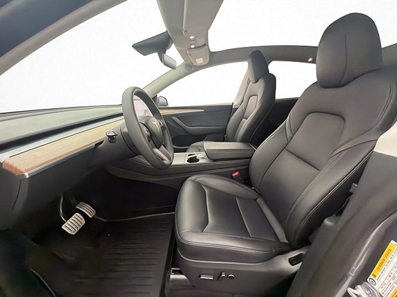 Tesla Model Y 12 of 30