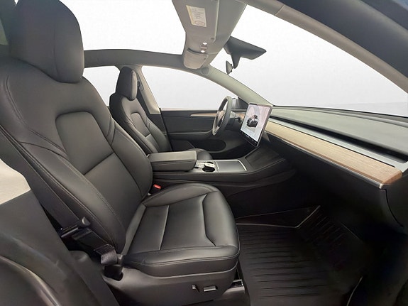 Tesla Model Y 15 of 30