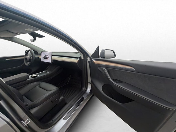 Tesla Model Y 16 of 30