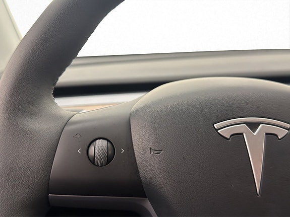 Tesla Model Y 19 of 30