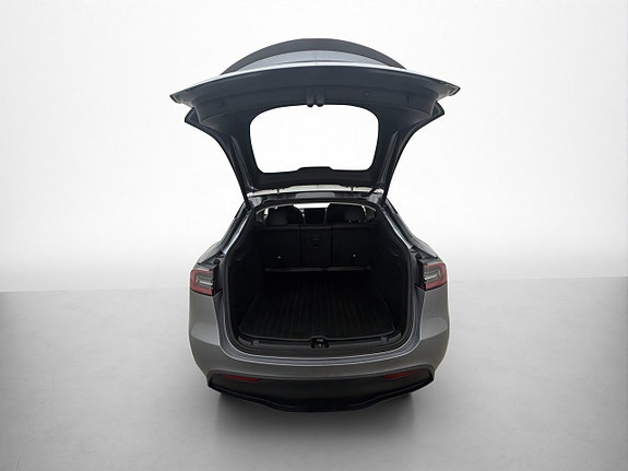 Tesla Model Y 29 of 30